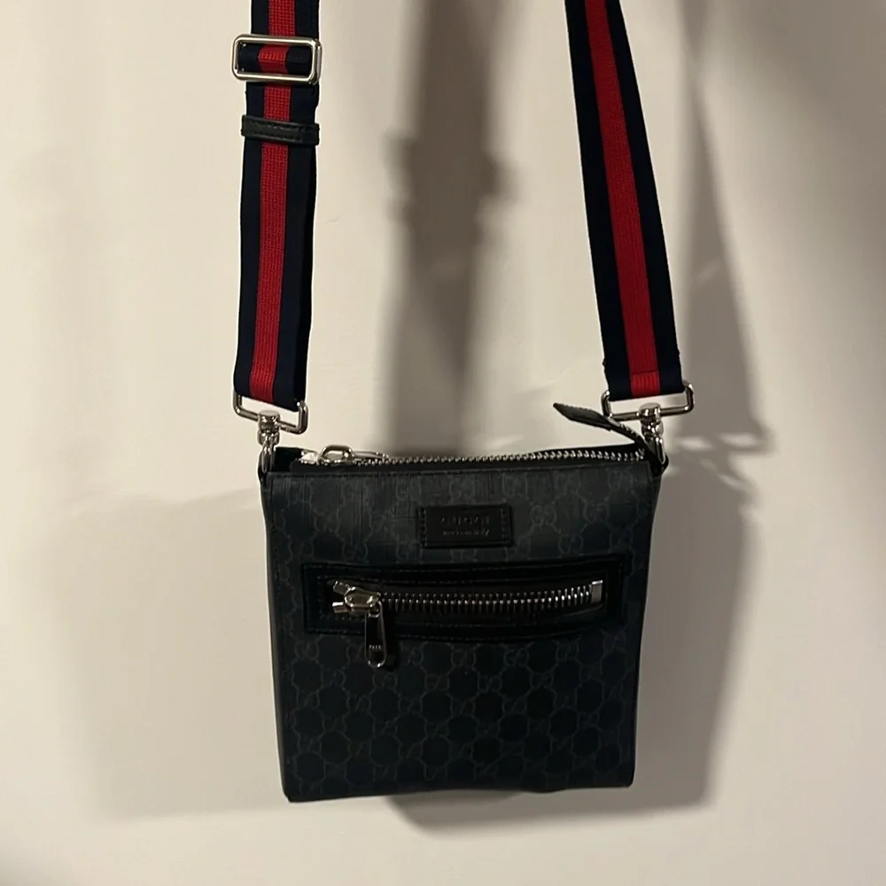 great great conditioned bag received as a gift 3 years age worn about 4-5 times. - Picture 2 of 2